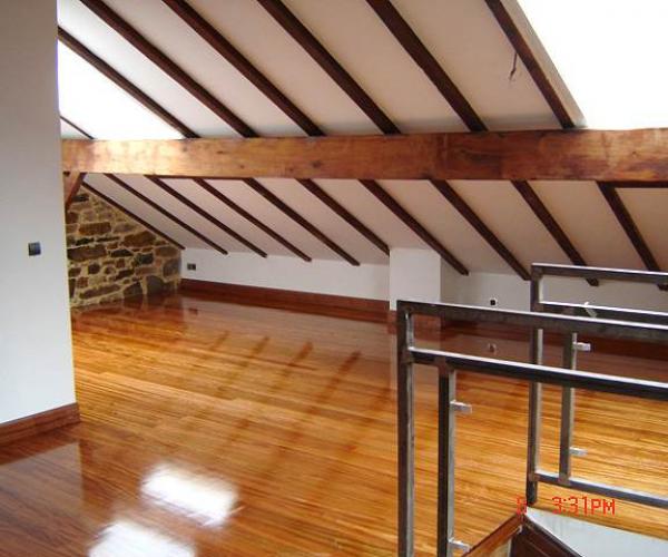 tarima de elondo y techo con vigas de madera